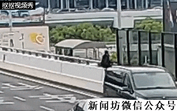 上海虹桥机场附近，一男子爬上高架轻生！千钧一发之际，有民警经过...