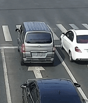 面包车行驶中后备箱甩出幼童，辅警路过出手相助