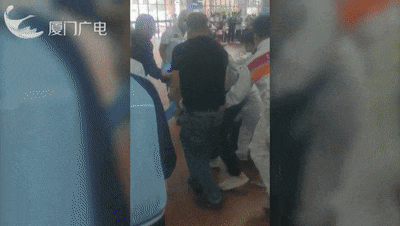 厦门高一女生突发心脏骤停，三名教师跪地争分夺秒抢回一条人命！校长：开学刚培训AED