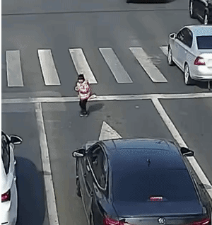 面包车行驶中后备箱甩出幼童，辅警路过出手相助