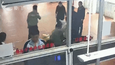 厦门高一女生突发心脏骤停，三名教师跪地争分夺秒抢回一条人命！校长：开学刚培训AED