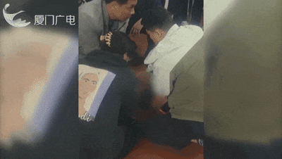 厦门高一女生突发心脏骤停，三名教师跪地争分夺秒抢回一条人命！校长：开学刚培训AED