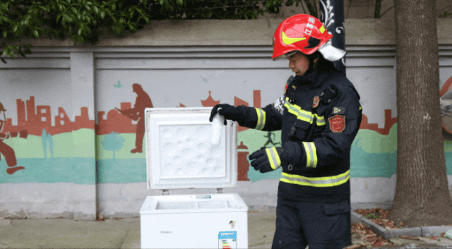 警惕！别再让孩子碰它！实验告诉你：误食会伤胃，放冰箱会爆炸