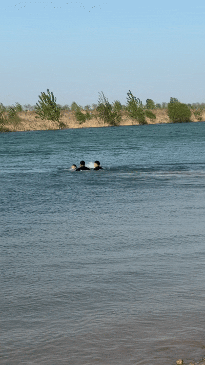 一名陕西游客落水，两名石家庄人同时跳了下去……