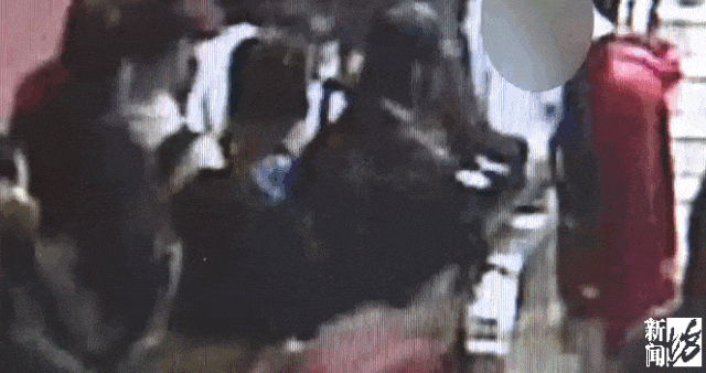 上海地铁站内，这个“高素质”习惯爆发冲突！上海已叫停多年！很多人改不过来...