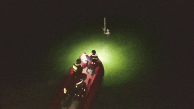 三人凌晨赶海太忘我，回头一看，危险！