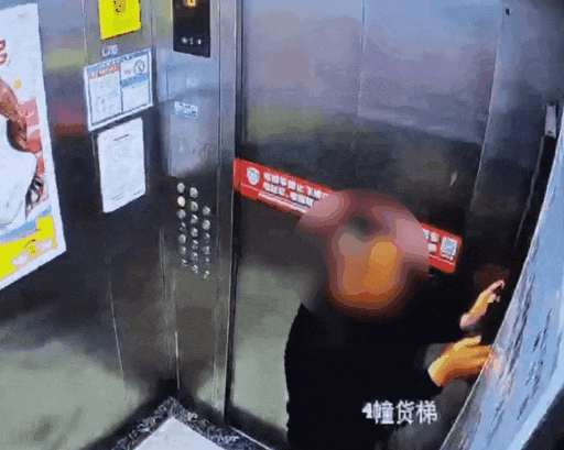 男子进电梯后离谱的一幕发生了，监控拍下全程