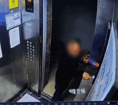 男子进电梯后离谱的一幕发生了，监控拍下全程