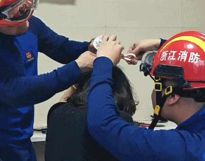 在家放松小心你的头发，不然可能也会这样走进消防救援站