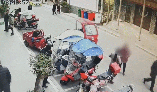 无证、无牌、逆行、闯红灯......老年人出行安全再敲警钟！