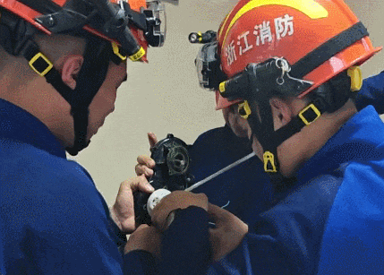 在家放松小心你的头发，不然可能也会这样走进消防救援站