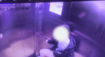 男子进电梯后离谱的一幕发生了，监控拍下全程
