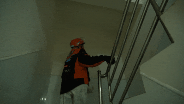 他舍不得吃、舍不得穿，却花2000多元买下一个书柜……