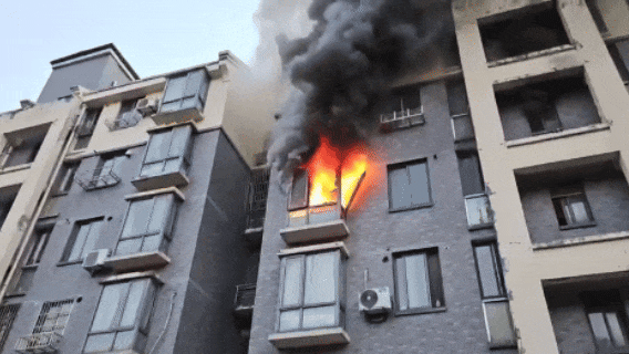 奶奶在做饭，3岁孙子却悄悄做了这件事……结果10人被困火场！