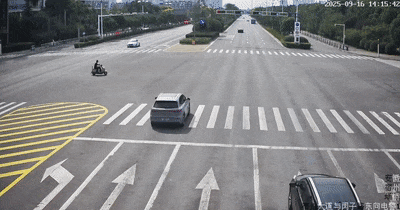 15岁少年骑车闯红灯，想躲已经晚了...