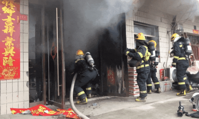 一斤半重的“巨烛”烧了三天两夜，最后竟惊动了消防员……