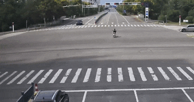 15岁少年骑车闯红灯，想躲已经晚了...