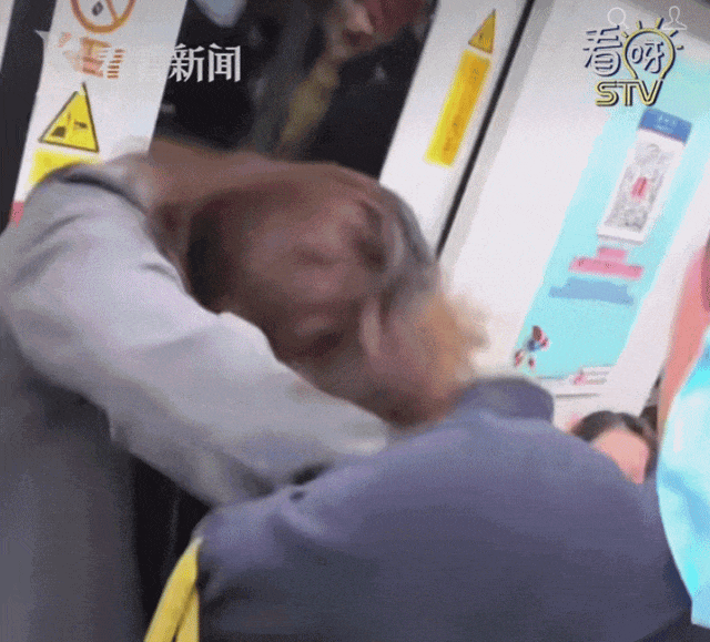 上海地铁2名女子突然大打出手，“脸被抓烂了”！警方通报：两人已被行拘！