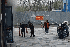 长期不拔充电器？当心惹火！