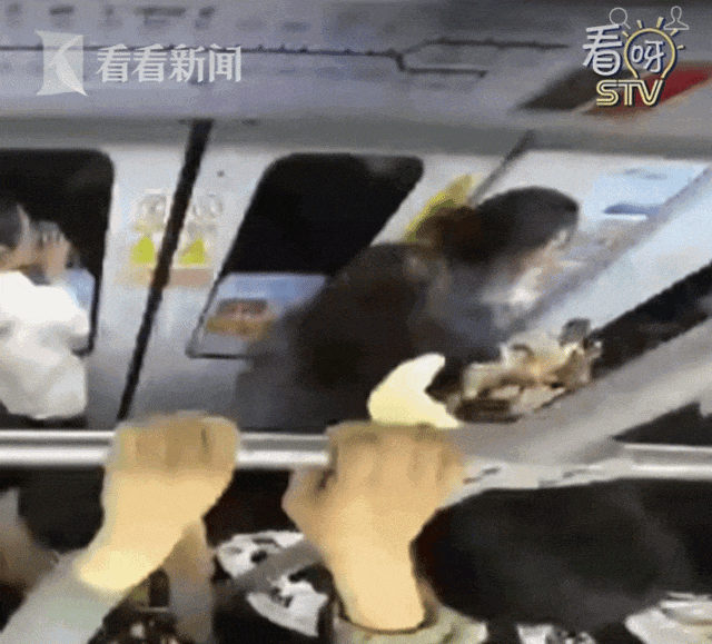 上海地铁2名女子突然大打出手，“脸被抓烂了”！警方通报：两人已被行拘！