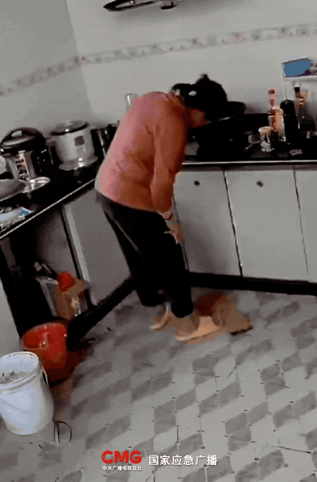 做饭时瞬间爆燃！老人全身大面积烧伤，这个"致命习惯"一定要改