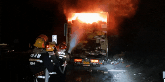 “妈，我在隧道救了个人，但我可能出不去了……”