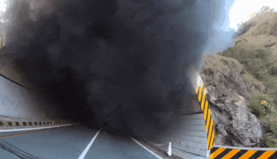 “妈，我在隧道救了个人，但我可能出不去了……”