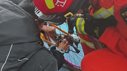 男孩食指被卡断！有些东西坏了，别让孩子自己修......