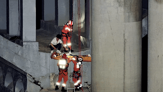 一个敢跳一个敢跟！情侣凌晨一点被困桥洞，消防员紧急索降一看：还在吵……