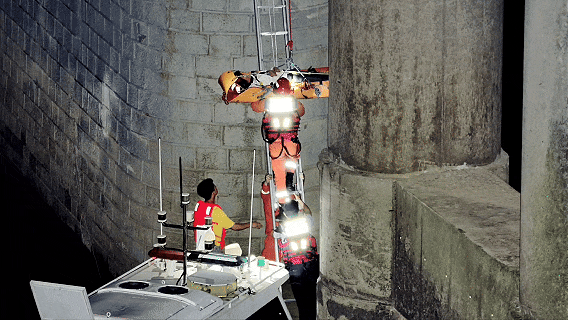 一个敢跳一个敢跟！情侣凌晨一点被困桥洞，消防员紧急索降一看：还在吵……