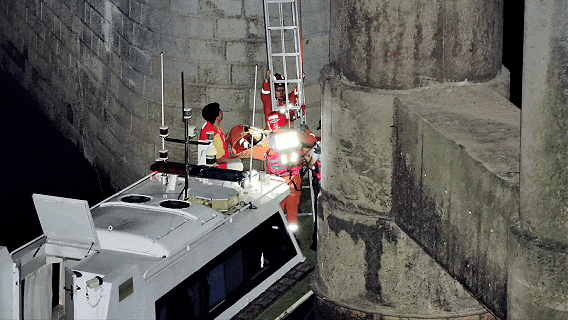 浙江一对情侣凌晨激烈争吵，一气之下双双跳桥被困，救援人员赶到时还在争吵