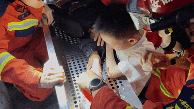 男孩在路边硬塞给消防员10块钱，原因让人哭笑不得