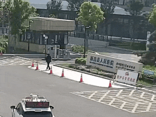 婴儿摔伤血流不止，交警车流中为生命开道