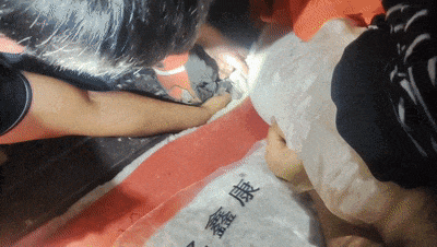 男孩在路边硬塞给消防员10块钱，原因让人哭笑不得