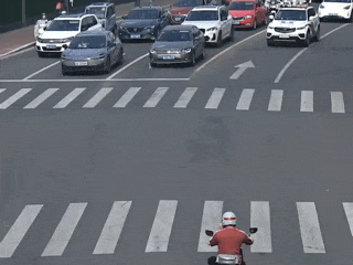 婴儿摔伤血流不止，交警车流中为生命开道