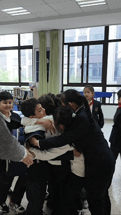 8岁伊朗男孩断联42天后，重返中国学堂！网友热泪盈眶