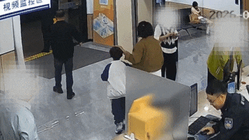 杭州7岁男孩捡到电话手表，民警跑专卖店充电寻人，失主送来图书感谢