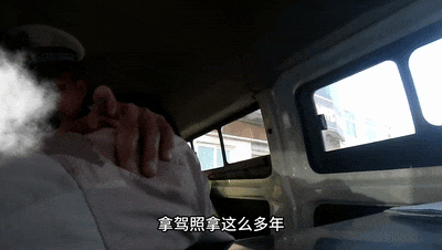 悔的崩溃！男子不停拍打自己，直呼“我后悔了”…