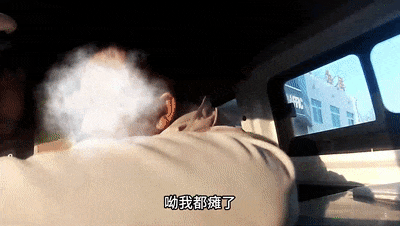 悔的崩溃！男子不停拍打自己，直呼“我后悔了”…