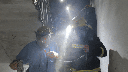 【安全提示】奶奶在做饭，3岁孙子却悄悄做了这件事……结果10人被困火场！