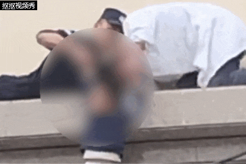 惊险！穿纸尿裤幼童悬身房檐双手紧抓电缆线，热心店主与民警合力救援