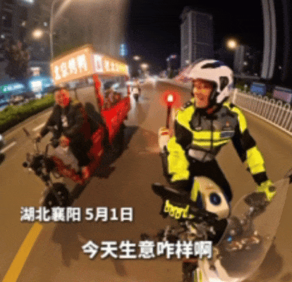 他没开罚单，却送了一顶头盔……深夜街头这一幕，全网为这位交警点赞