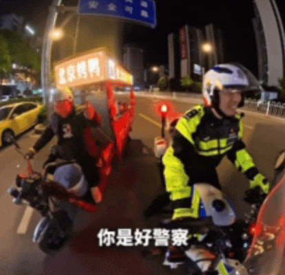 他没开罚单，却送了一顶头盔……深夜街头这一幕，全网为这位交警点赞