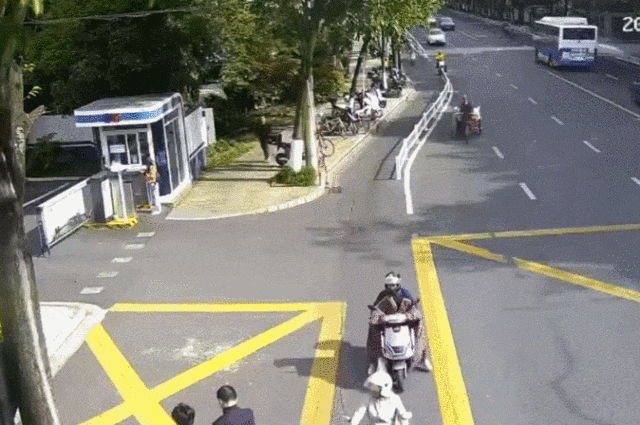 男子偷完东西后骑车经过派出所，杭州民警“秒出警”一路狂奔将人现场抓获