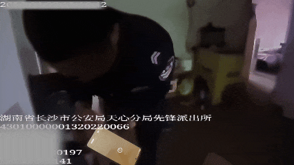 冒充客服远程操控？民警掏出一枚回形针......