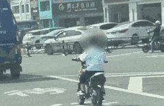 6岁男孩骑“迷你摩托”在车流中穿行,交警紧急拦截 6岁男孩骑“迷你摩托”在车流中穿行,交警紧急拦截