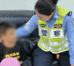 6岁男孩骑“迷你摩托”在车流中穿行,交警紧急拦截 6岁男孩骑“迷你摩托”在车流中穿行,交警紧急拦截