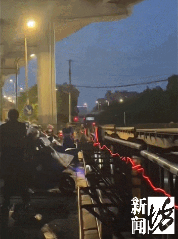 事发上海晚高峰!一火车突然抛锚路口……网友:现场堪比演唱会 事发上海晚高峰!一火车突然抛锚路口……网友:现场堪比演唱会