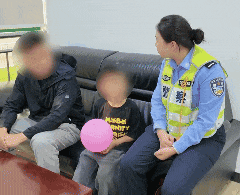湖北宜昌街头惊险一幕!6岁小孩哥驾驶“迷你摩托”闯入机动车道,车流中穿行… 湖北宜昌街头惊险一幕!6岁小孩哥驾驶“迷你摩托”闯入机动车道,车流中穿行…