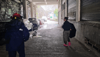 贵州一地暴雨，七旬老人被困水边，眼看水位逐渐上涨，消防员冒雨搭梯救人